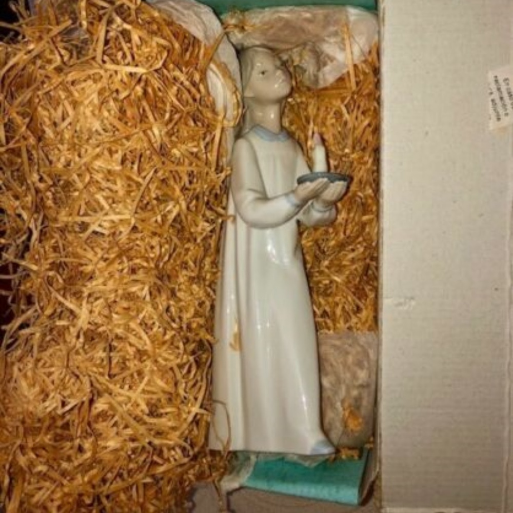 LLADRO GIRL WITH CANDLE (#4868) -  ORIGINAL BOX!